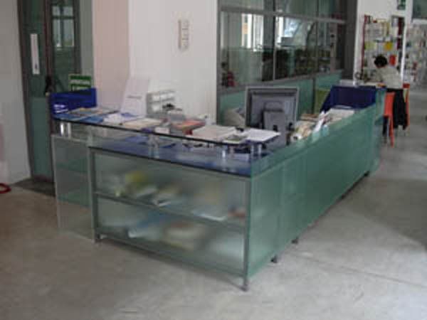 bancone con pannelli in plexiglass