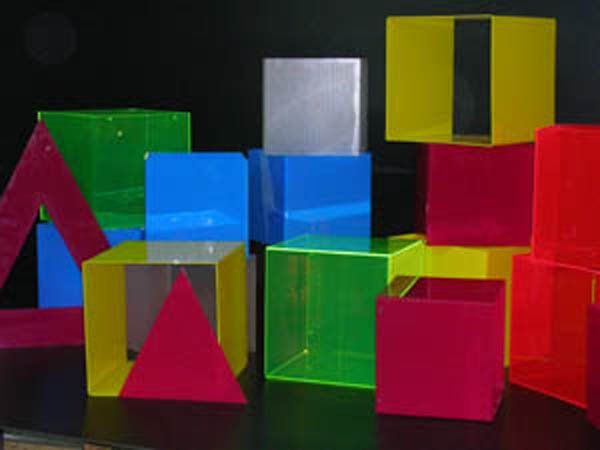 elementi in plexiglass colorato di design