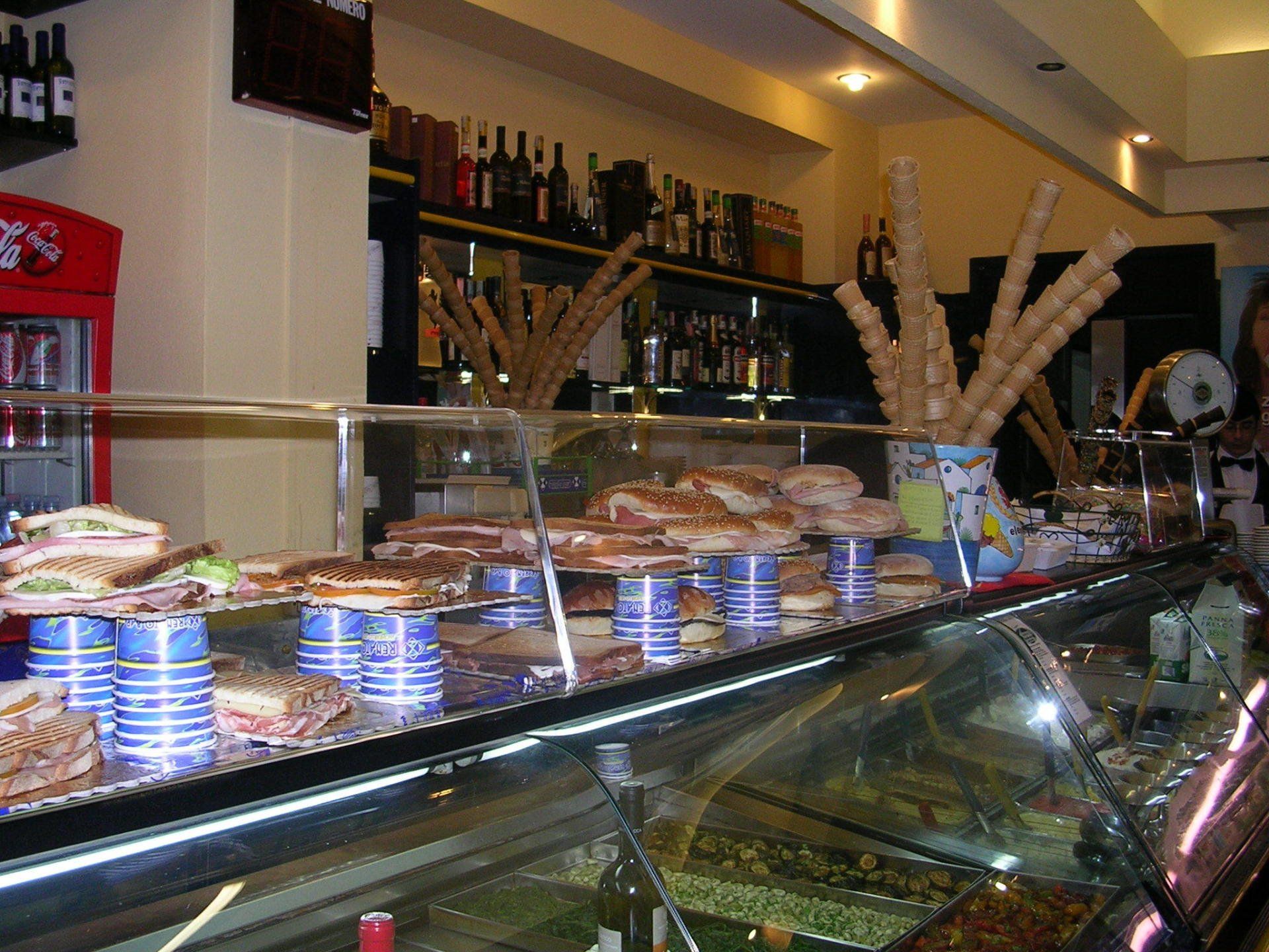 elementi in plexiglass per il bancone di un negozio