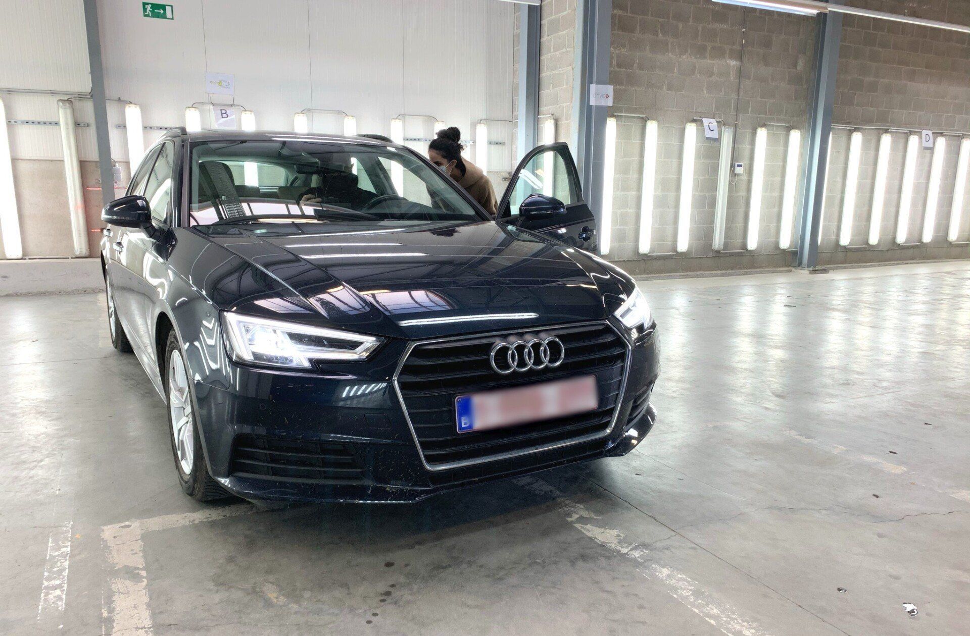 Expertise d'une voiture réalisée par Care4fleets en présence du client car la transparence est importante.