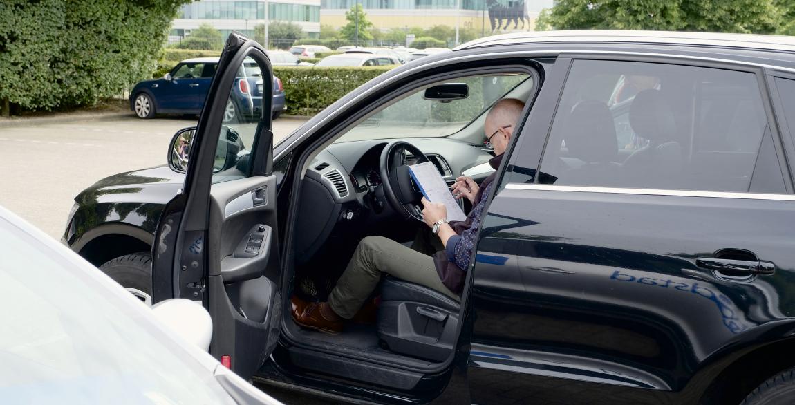 Chauffeur de Care4fleets prêt pour le départ chez le client.