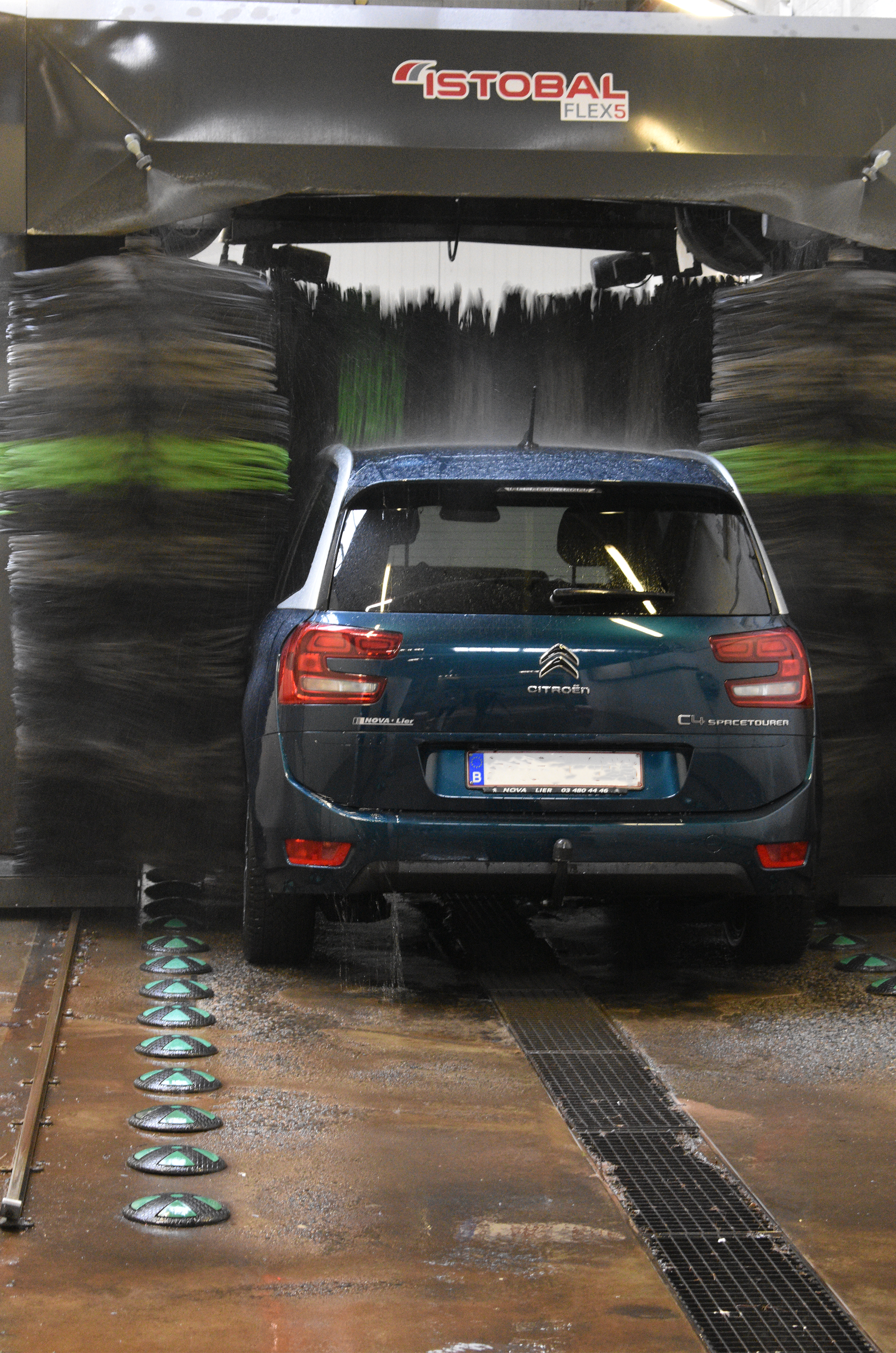 Un photo d'un voiture dans la Carwash de Care4fleets.