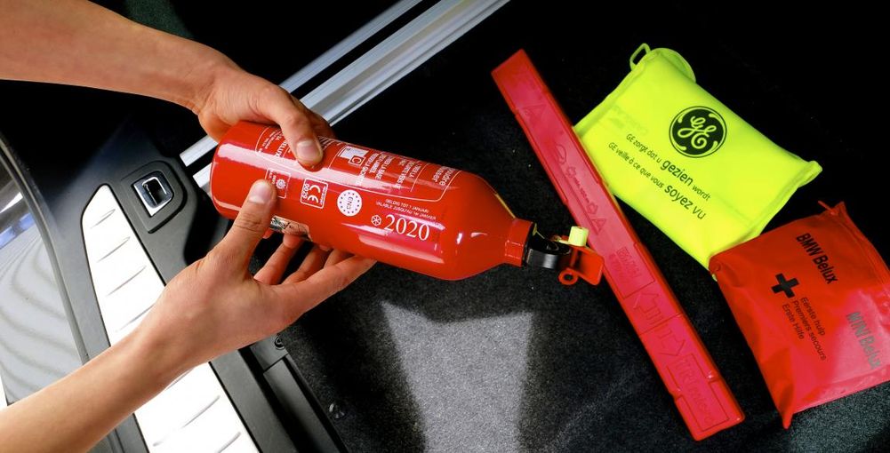 La trousse de secours juridique dans la coffre d'une voiture.