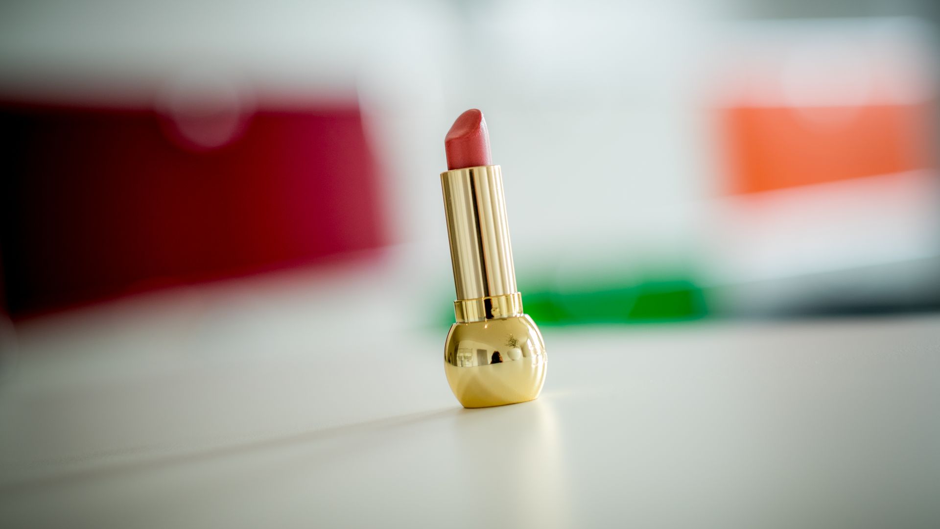 Eine Nahaufnahme eines Lippenstifts auf einem Tisch.