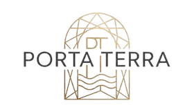 Logo di Porta Terra con arco geometrico dorato e la scritta “DT” sopra le parole PORTA TERRA su sfondo bianco.