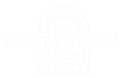 Logo Portaterra leggermente bianco con emblema geometrico e la scritta “DT” discreta al centro.