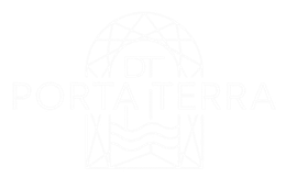 Logo Portaterra leggermente bianco con emblema geometrico e la scritta “DT” discreta al centro.