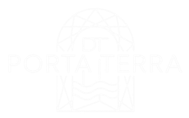 Logo tenue di colore bianco con la scritta 