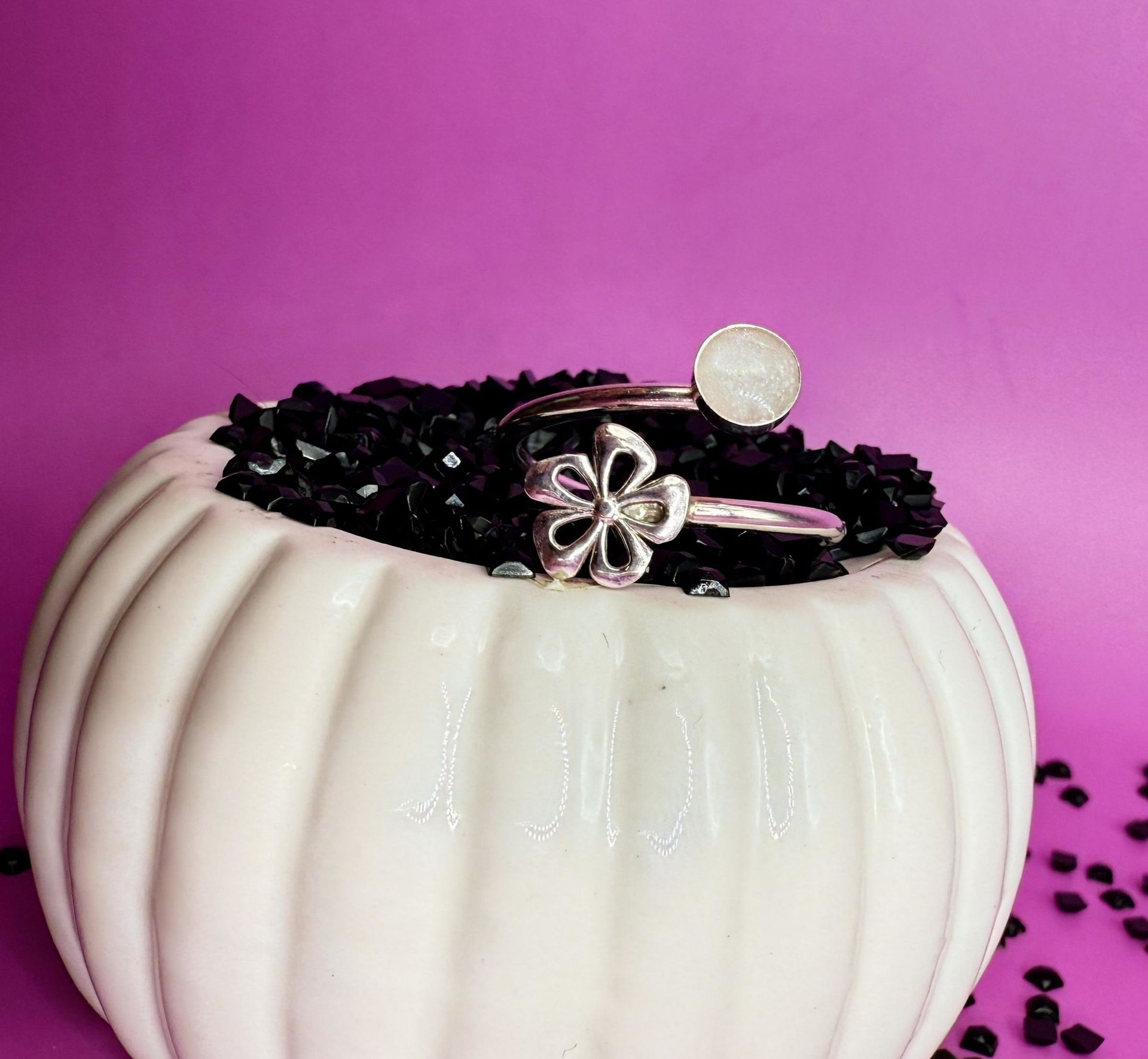 round shape and flower