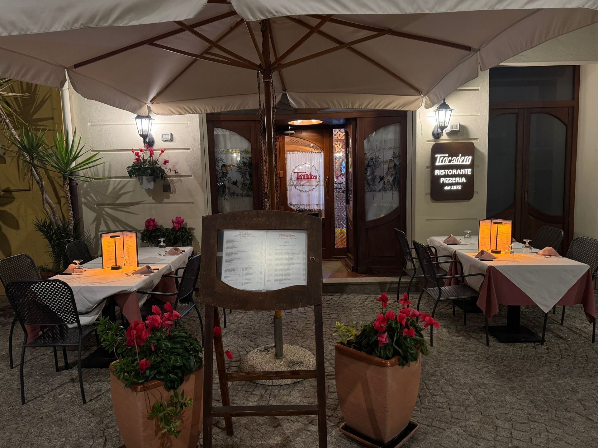 Ingresso del ristorante Tracadero con tavoli all'esterno.