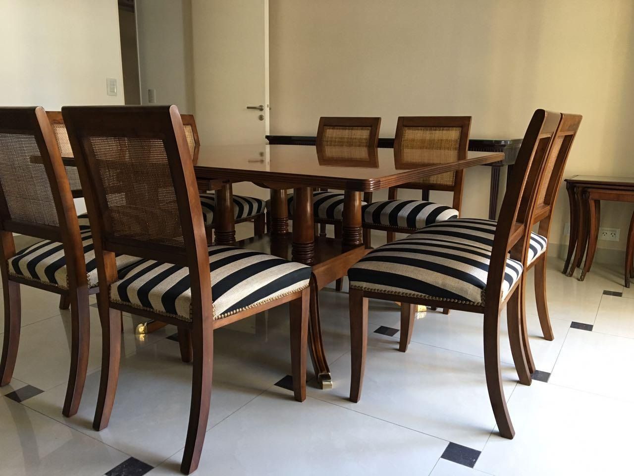 Una fila de sillas rayadas están alineadas en una habitación.