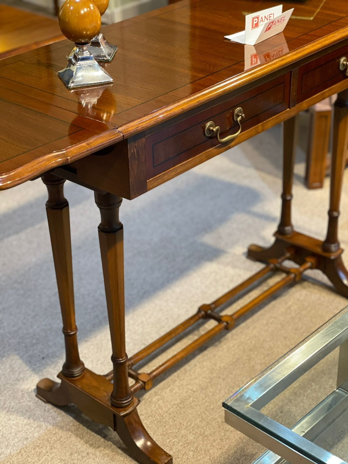 Una mesa de madera está al lado de una mesa de café de cristal.