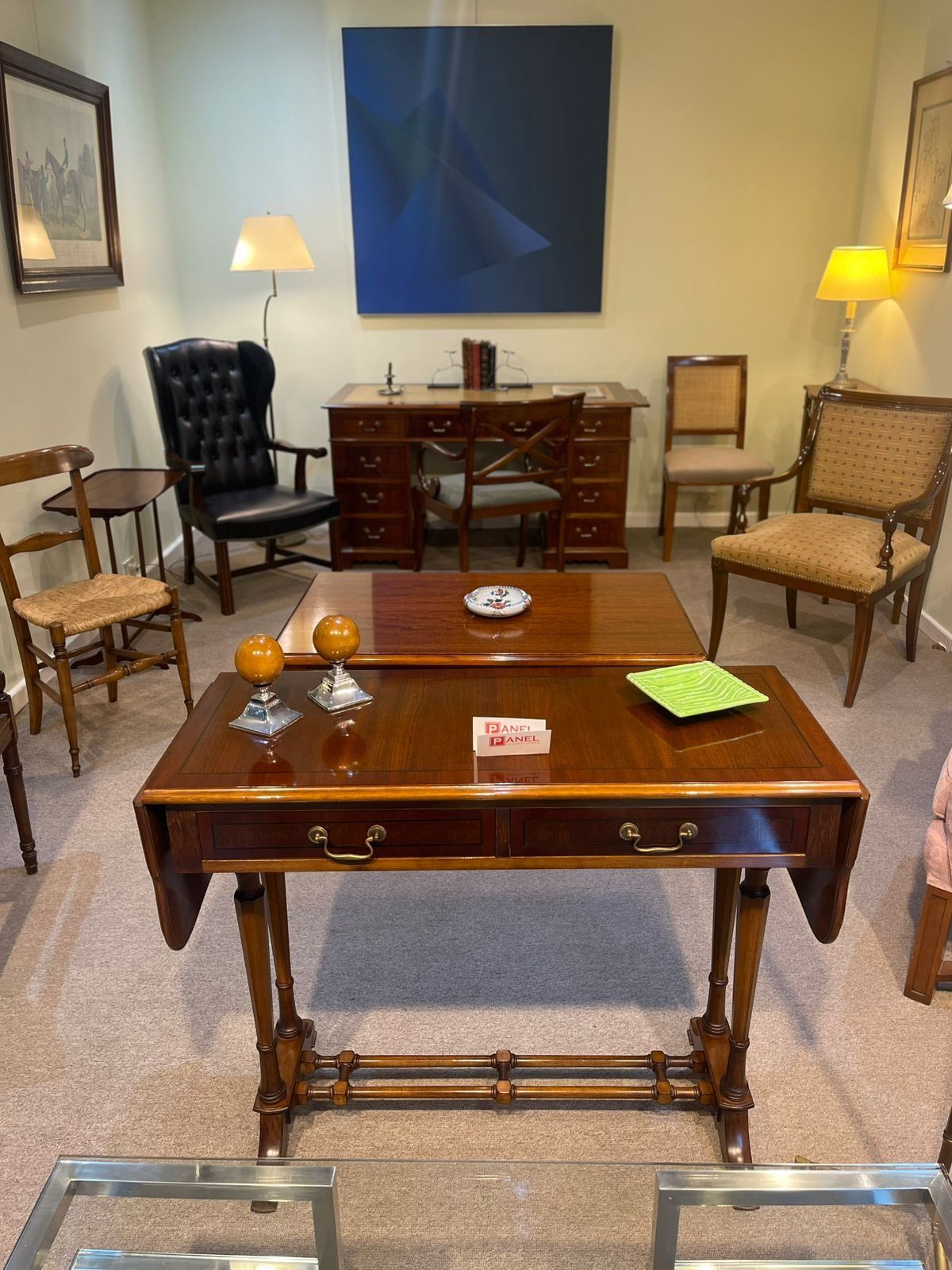 Una mesa de madera está al lado de una mesa de café de cristal.