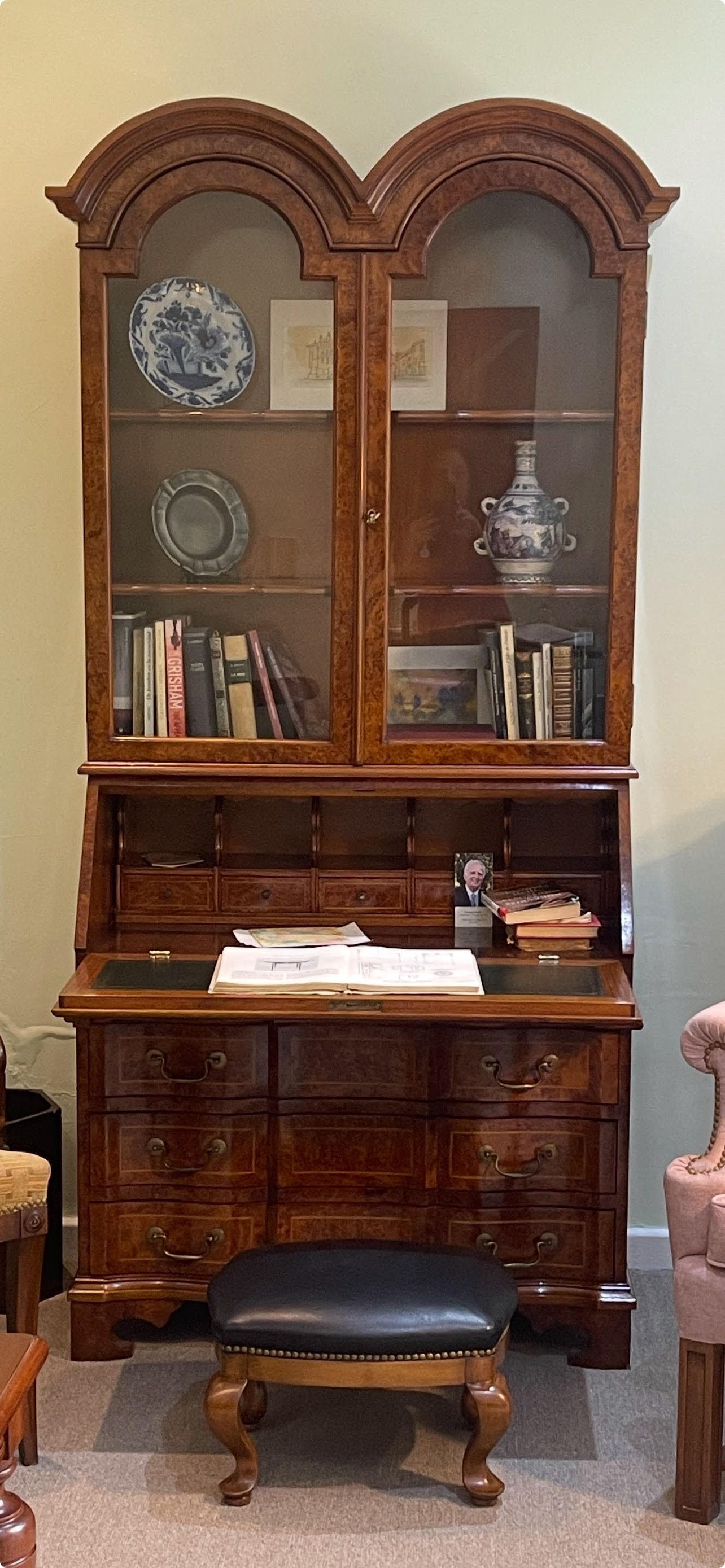 Hay un escritorio y una estantería en la habitación.