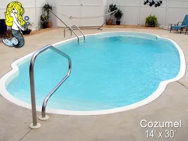 A picture of a Cozumel swimming pool.