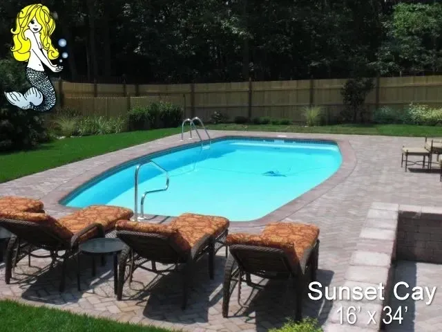 A picture of a Sunset Cay swimming pool.