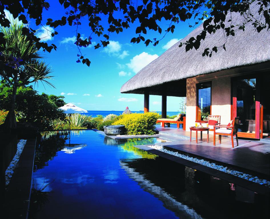A house with a swimming pool in front of it