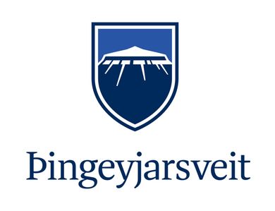 Blátt skjöldarmerki með hvítri byggingu fyrir ofan orðið „Pingeyjarsveit“