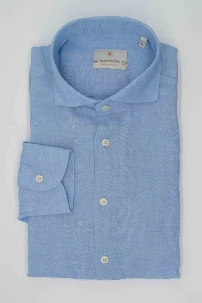 Una camicia azzurra con bottoni bianchi sulle maniche