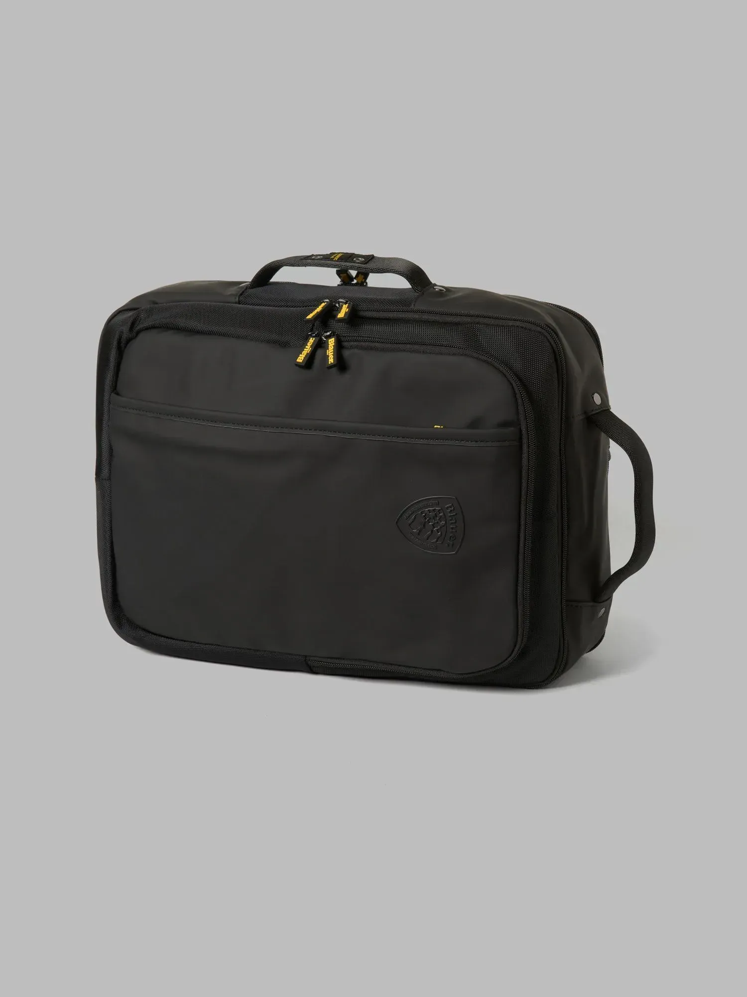 Una valigetta nera con maniglia su sfondo grigio.