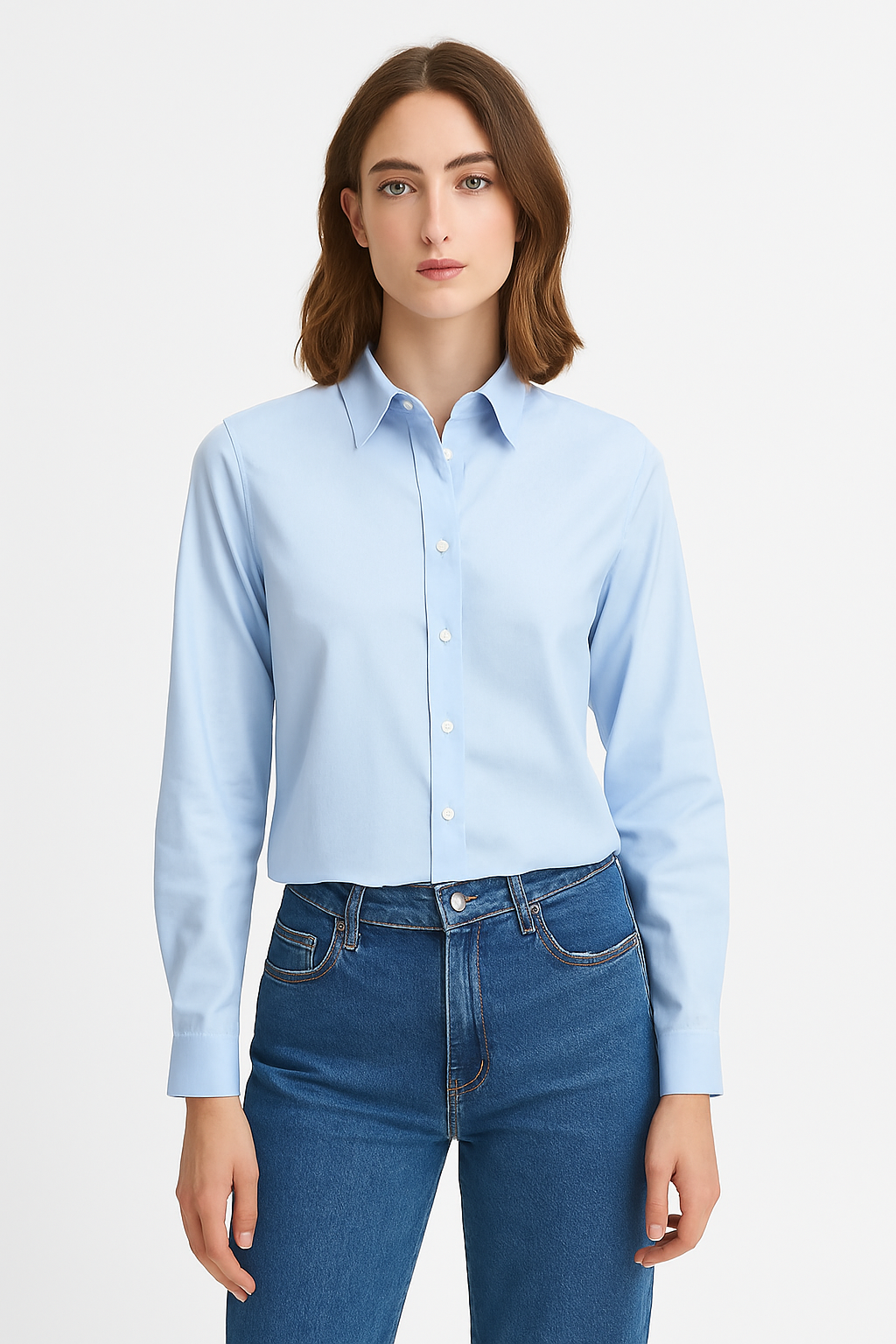 Una donna indossa una maglietta azzurra e jeans blu.