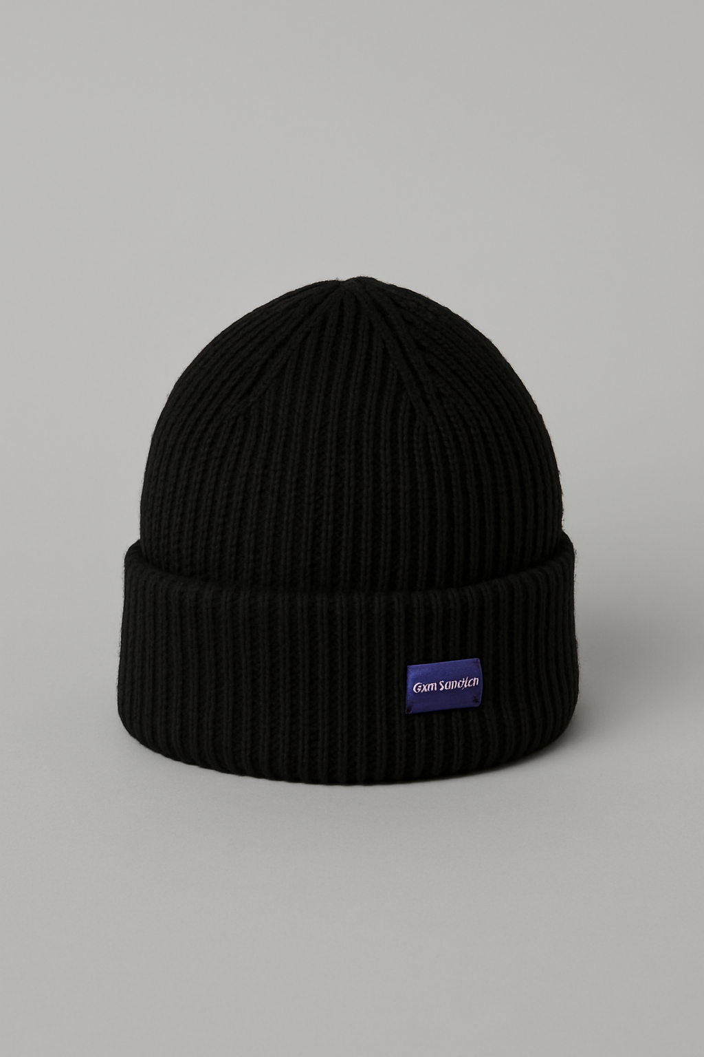 Un berretto nero con un'etichetta viola