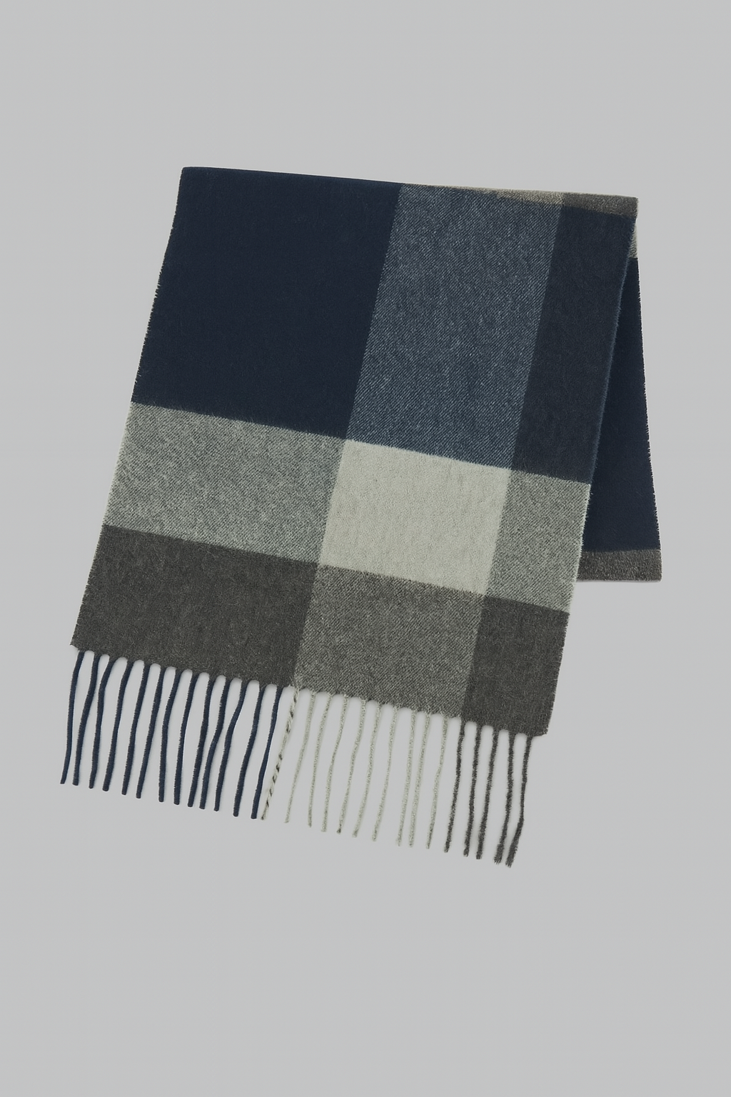 Una sciarpa scozzese blu e bianca con frange