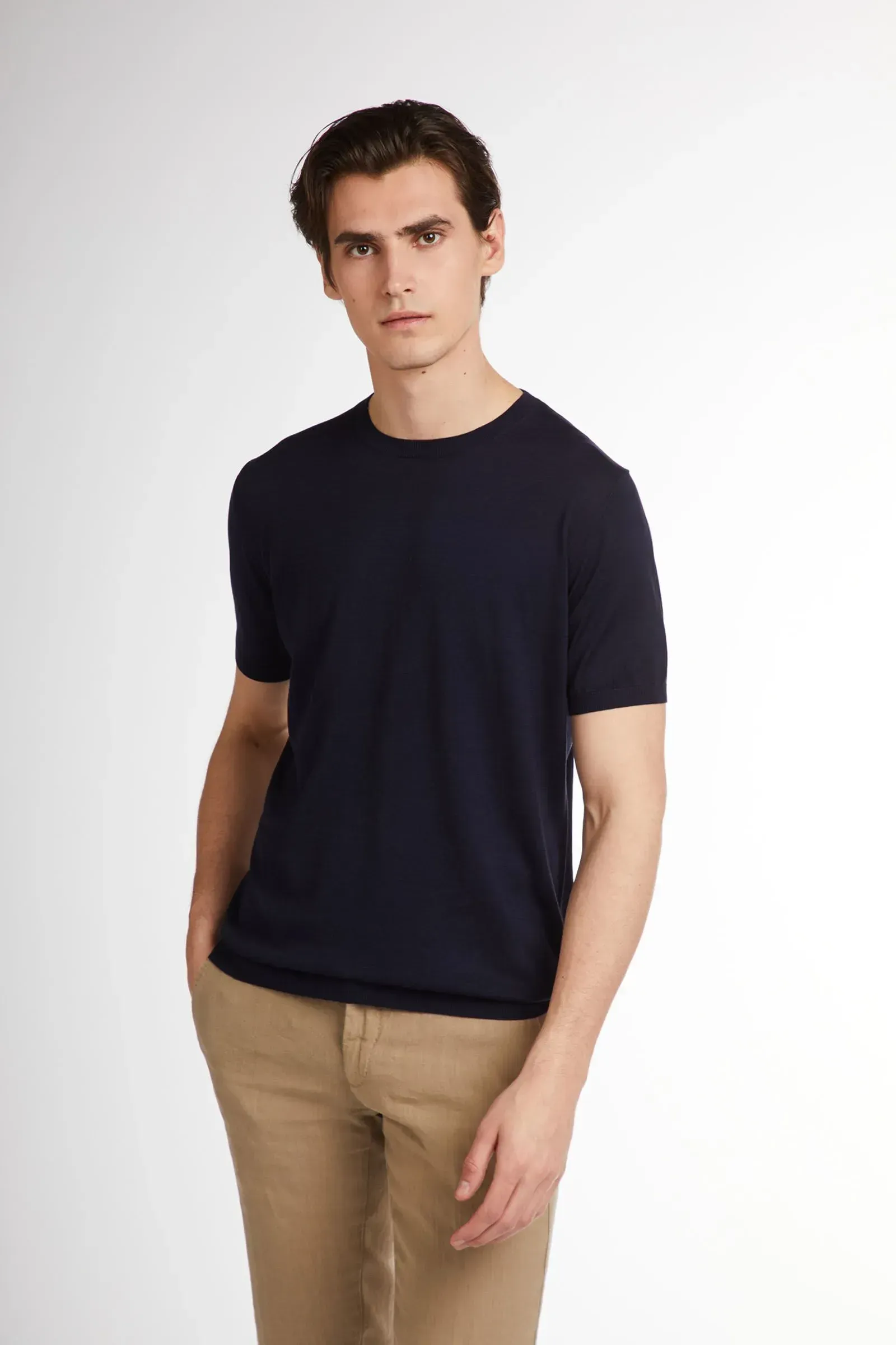 Un uomo che indossa una maglietta blu e pantaloni color cachi