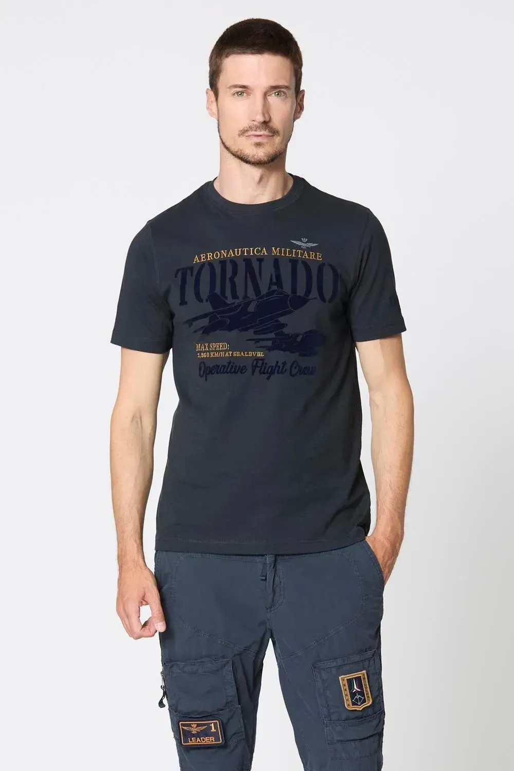 Un uomo che indossa una maglietta con la scritta