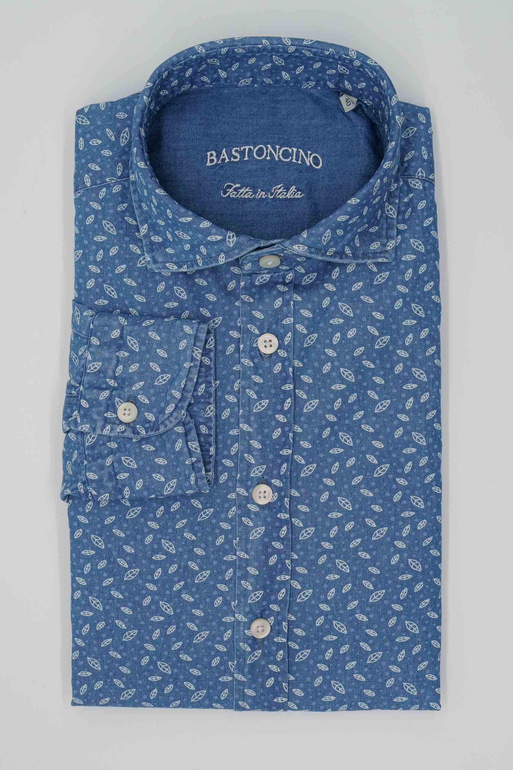 Una camicia bastoncino blu con fiori bianchi sopra