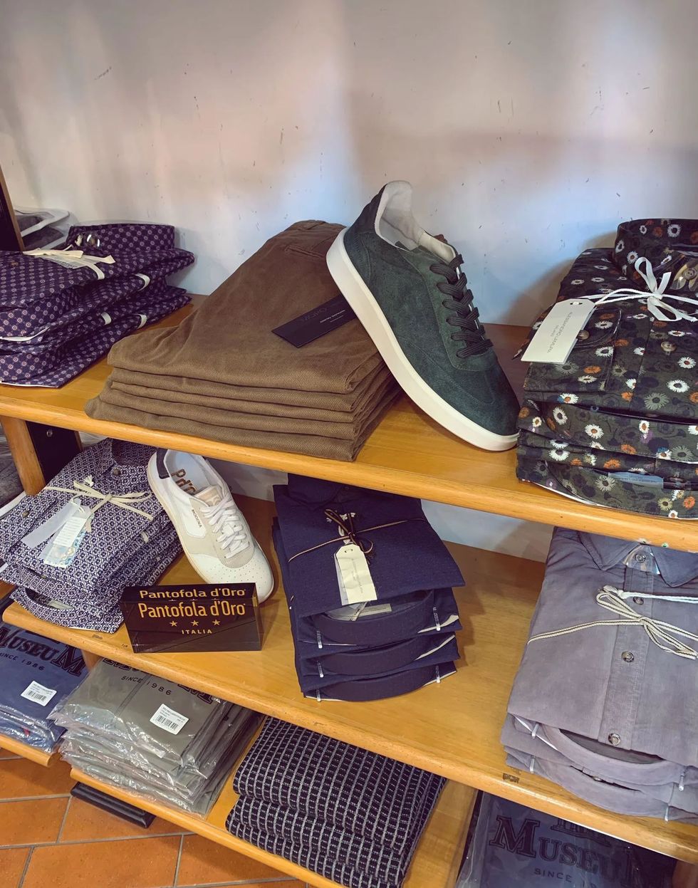 Una mostra di abbigliamento maschile, tra cui camicie e scarpe