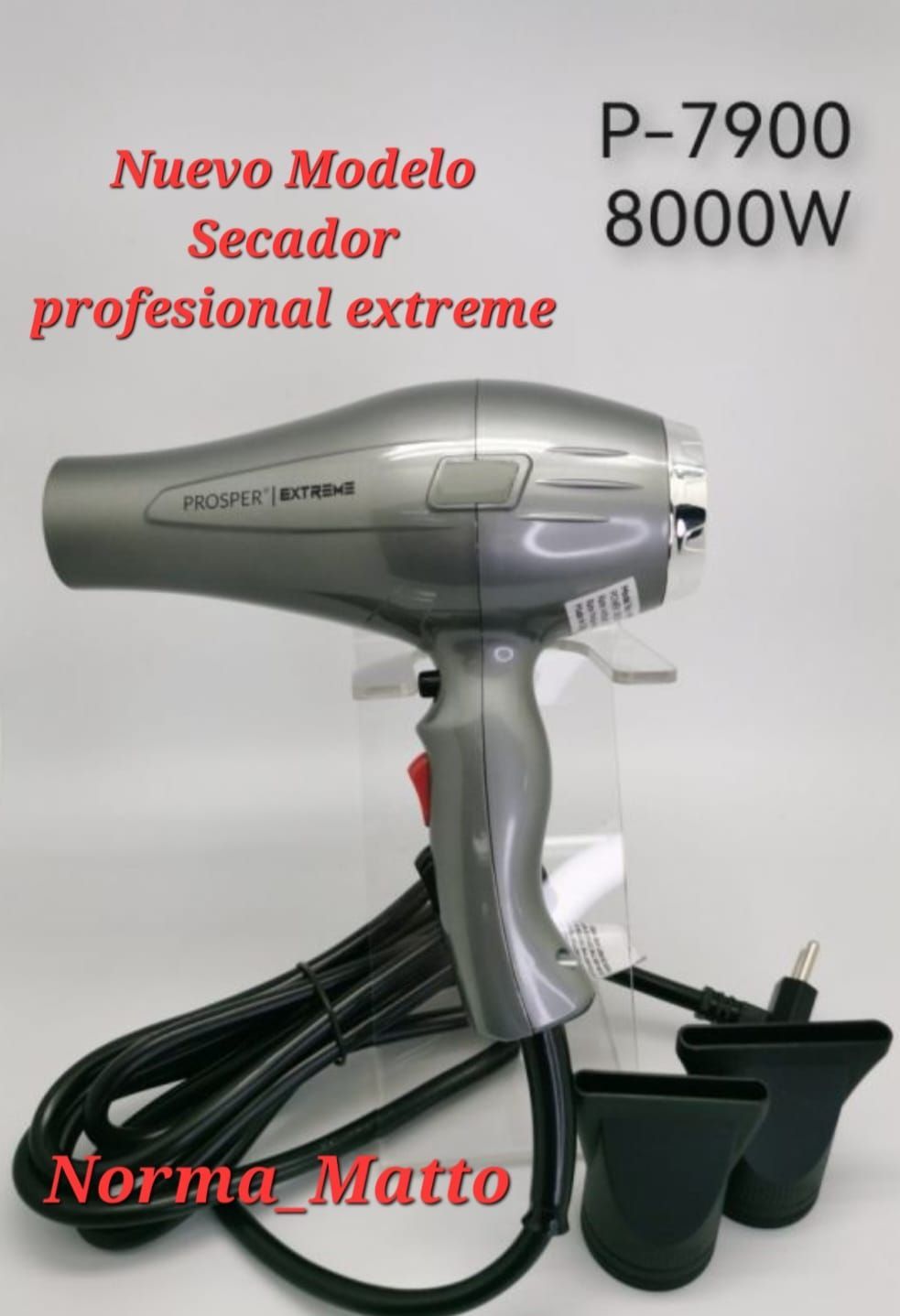 Secador de pelo gris con dos boquillas de color negro.