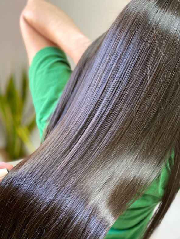 Una mujer se está cortando el pelo en una peluquería.