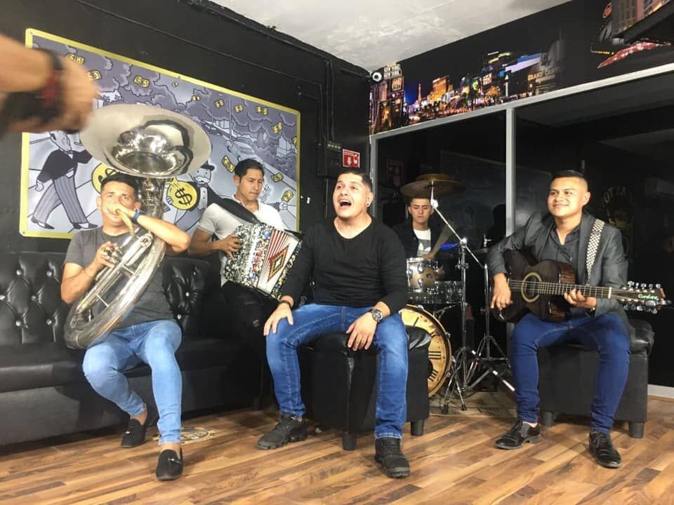 ESTOPAS AMERICA Y TRAPOS - PROSIONALES DE LA MÚSICA