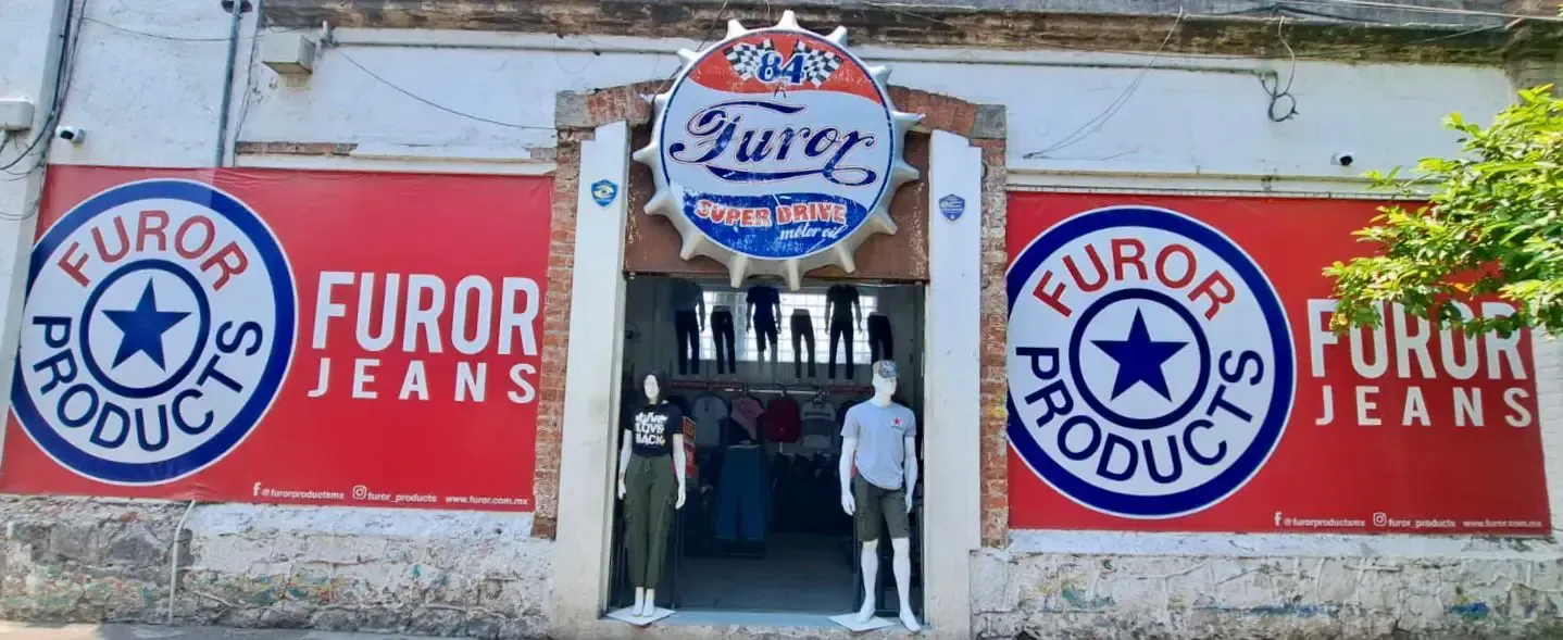 Un frente de tienda con muchos maniquíes frente a él. Furor Jeans
