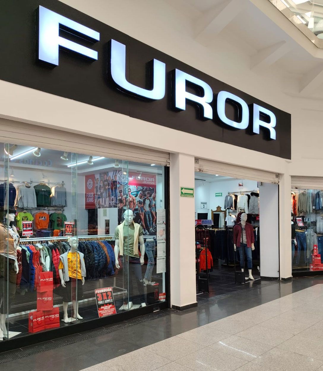 Una tienda de furor en un centro comercial con maniquíes frente a ella. Furor Jeans