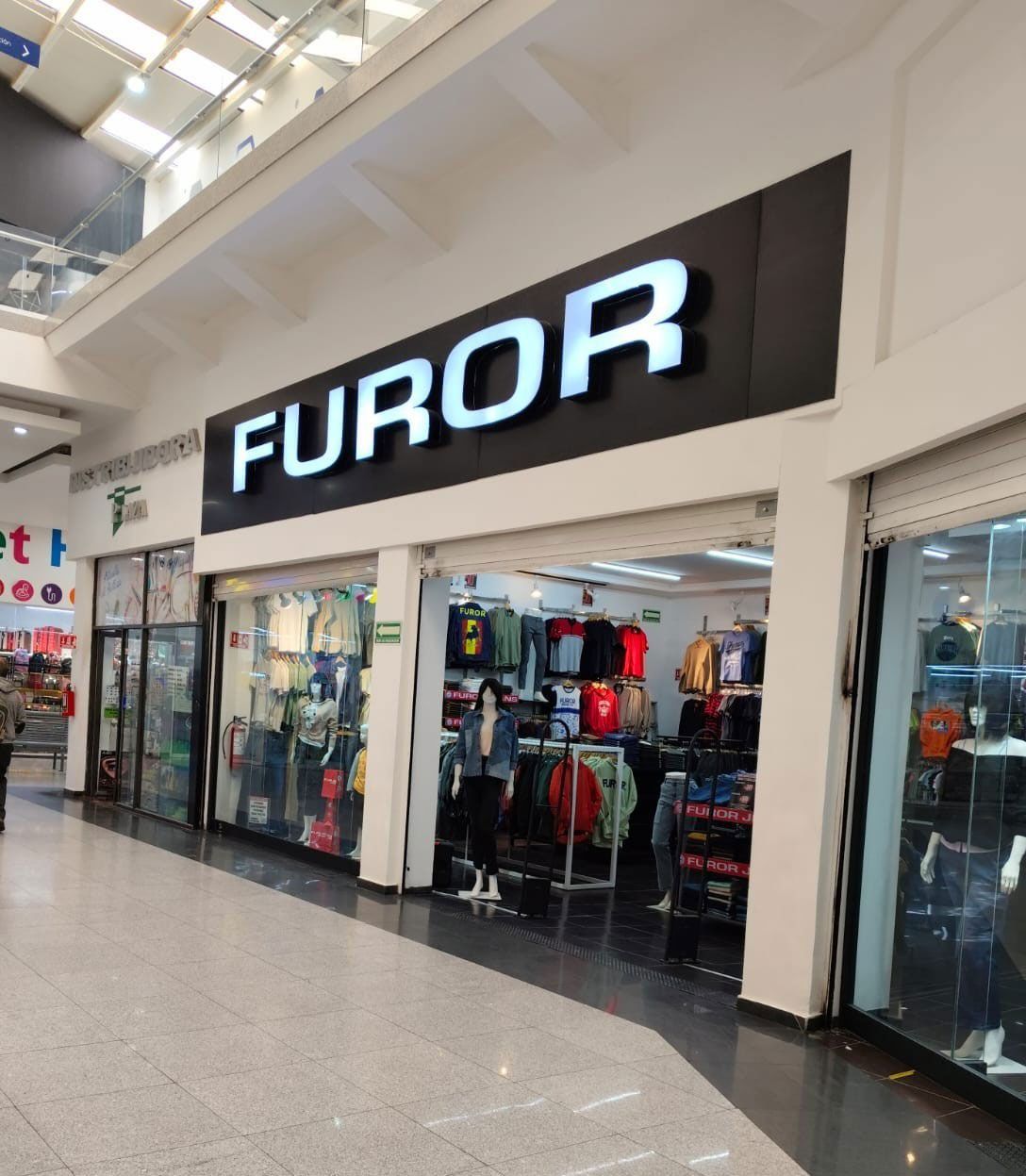 Una tienda de ropa furiosa con maniquíes frente a ella. Furor Jeans