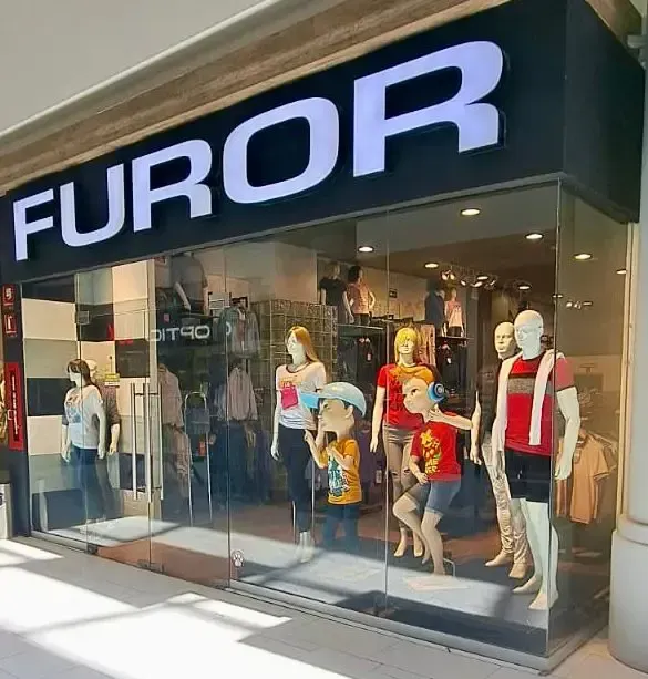 Un frente de tienda con muchos maniquíes frente a él. Furor Jeans