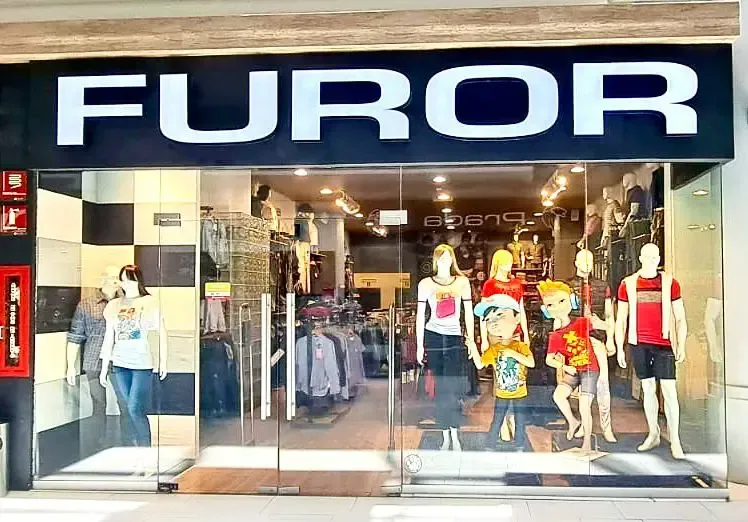 Una tienda de moda con maniquíes delante. Furor Jeans