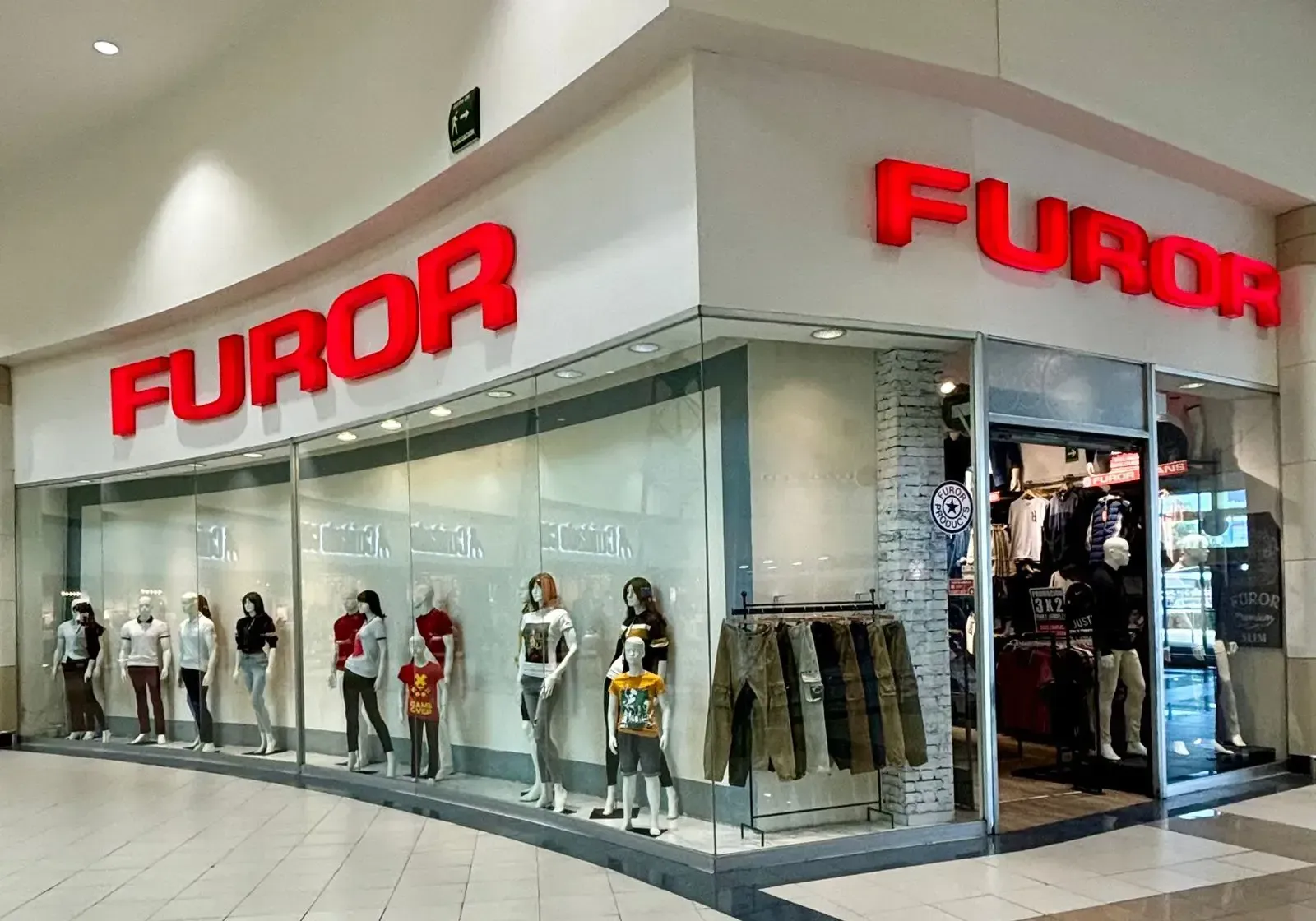 Una tienda de moda con maniquíes delante. Furor Jeans