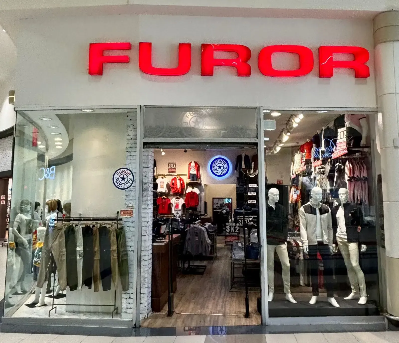 Una tienda de moda con maniquíes delante. Furor Jeans