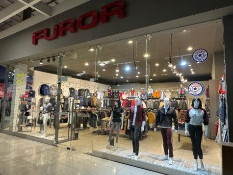 Una tienda de moda con maniquíes delante. Furor Jeans