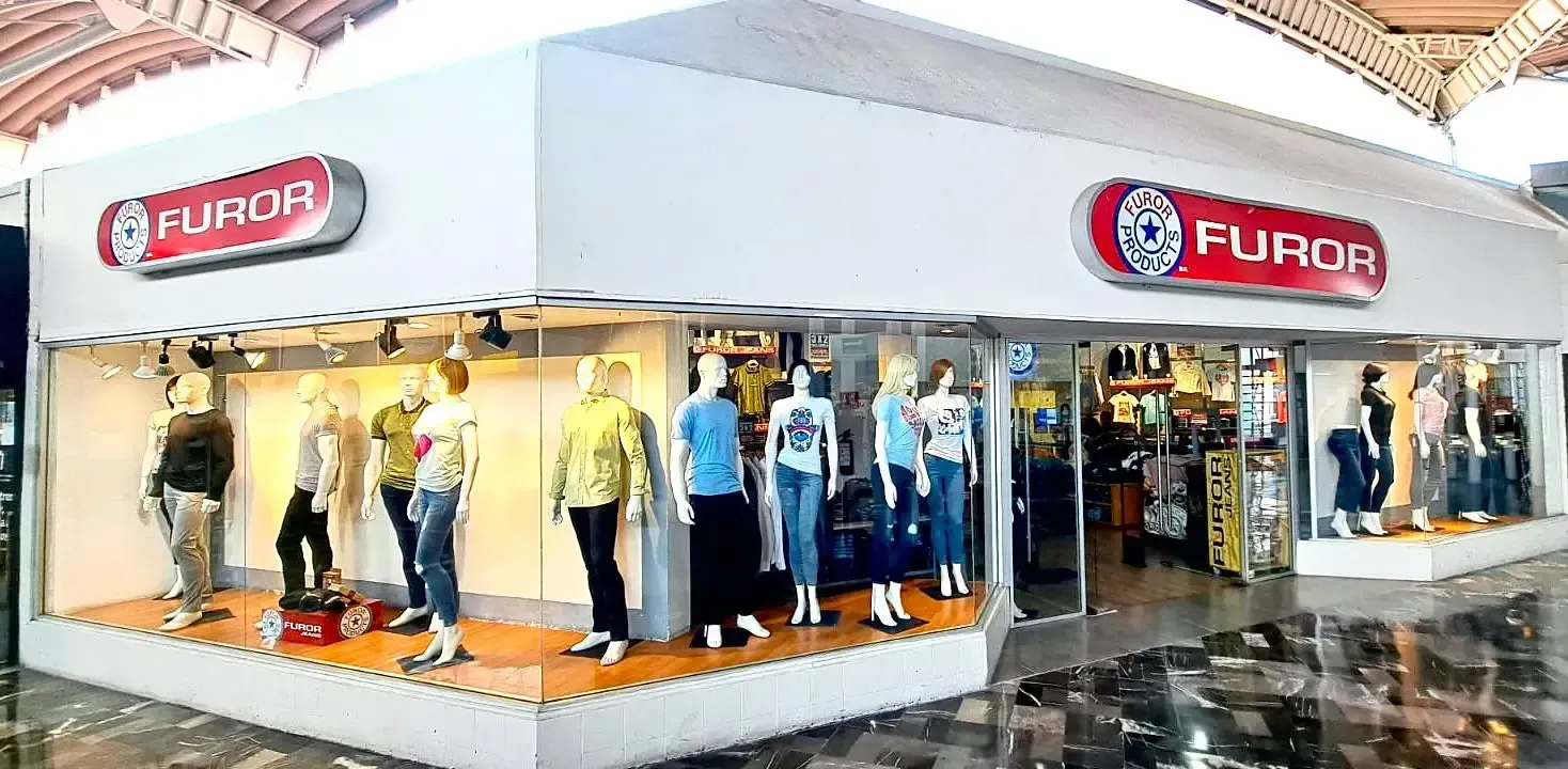 Un frente de tienda con muchos maniquíes frente a él. Furor Jeans