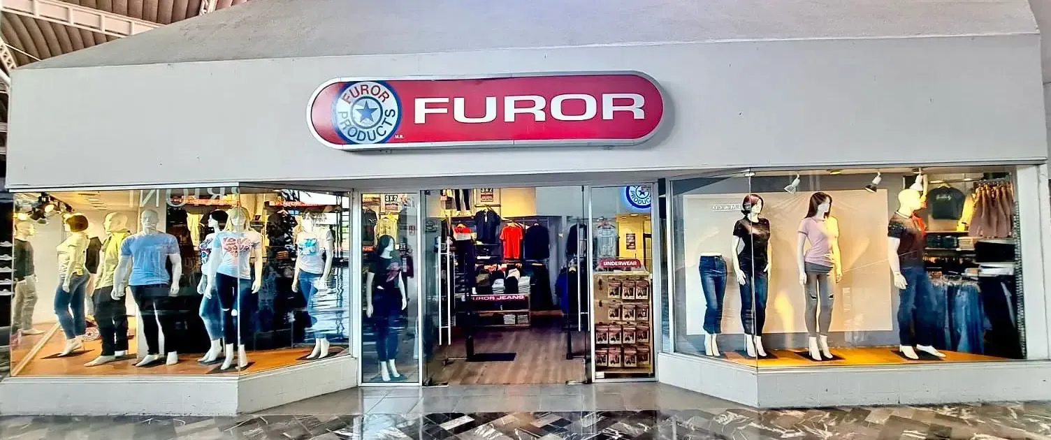 Una tienda de moda con maniquíes delante. Furor Jeans