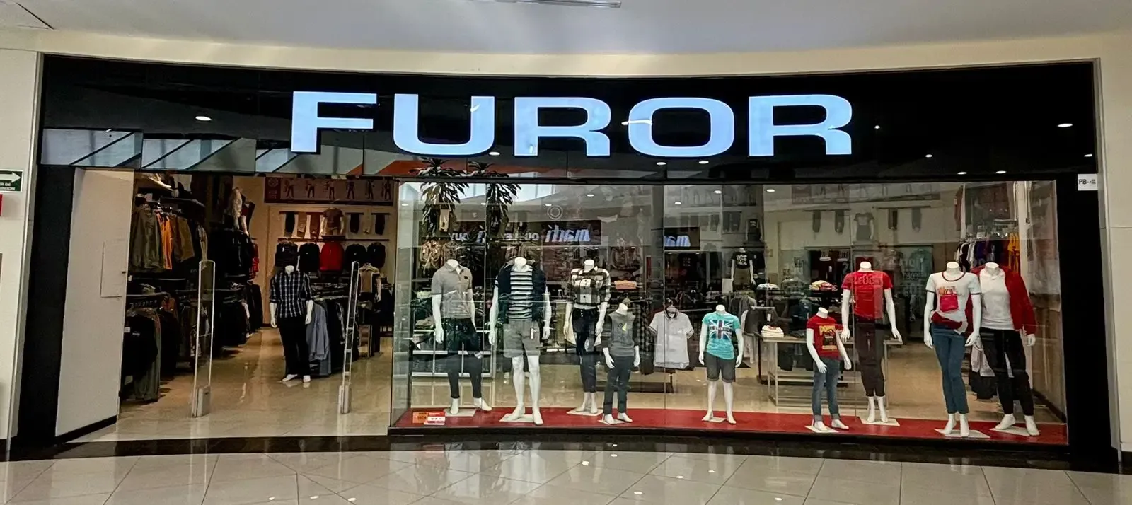 Una tienda de ropa furiosa con maniquíes frente a ella. Furor Jeans