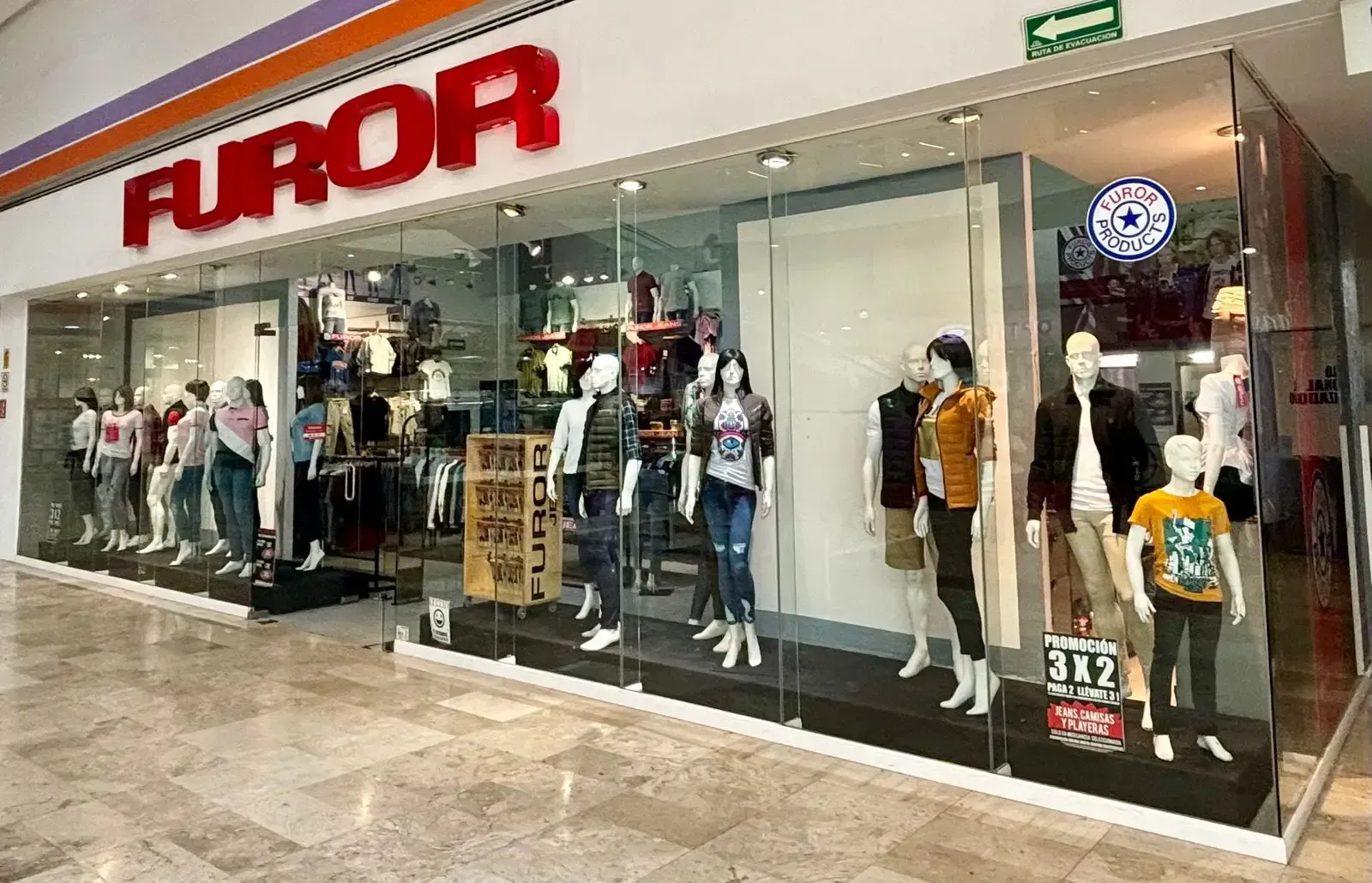 Un frente de tienda con muchos maniquíes frente a él. Furor Jeans