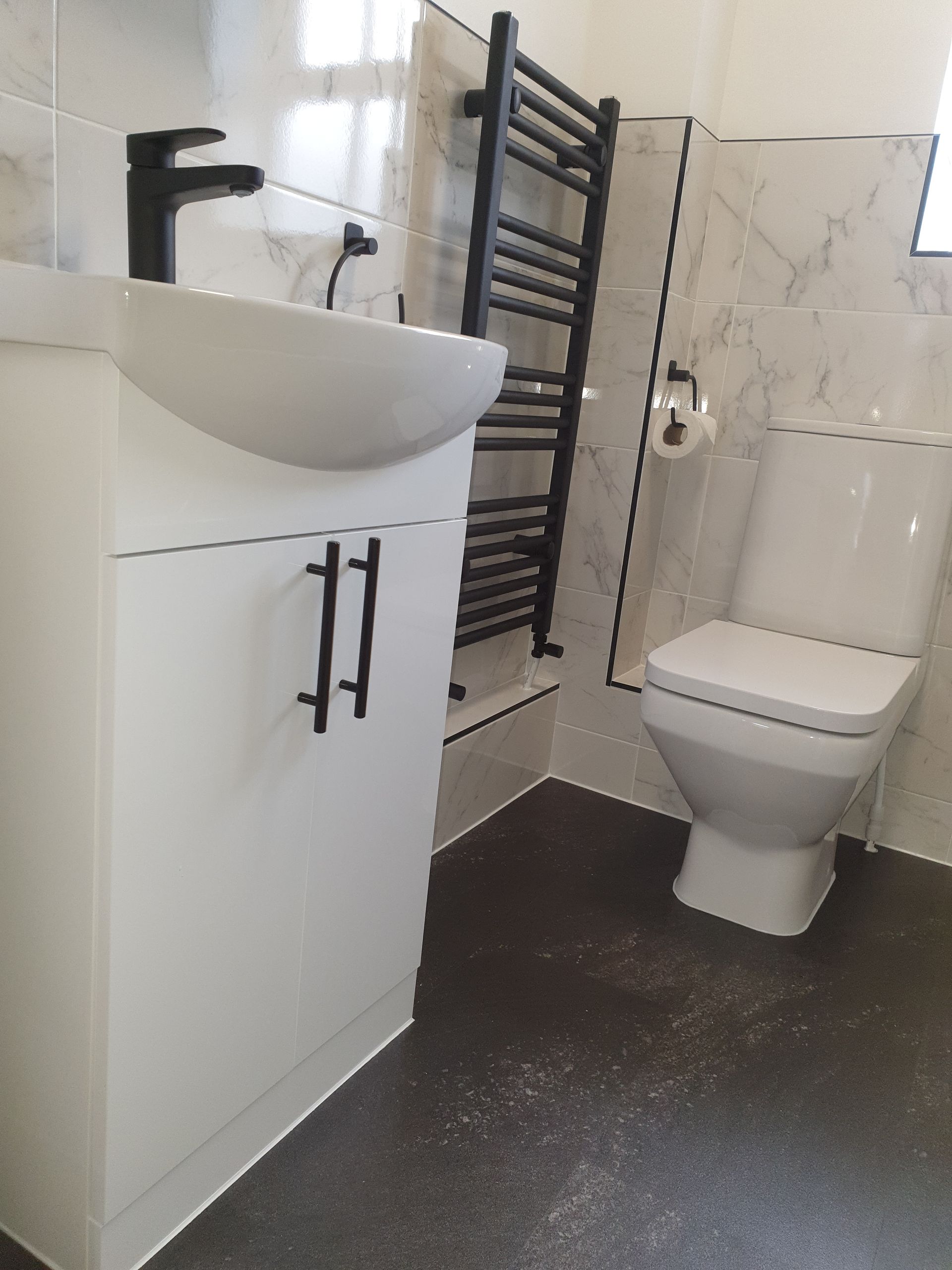 bathroom design, black and white bathrooms, trendy bathrooms,  modern bathrooms,