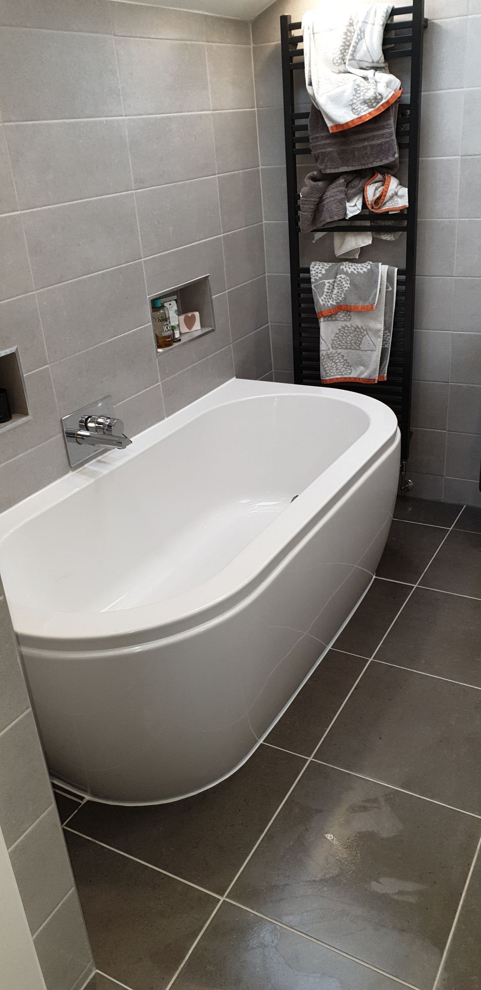 Roll top bath, white silicone sealant