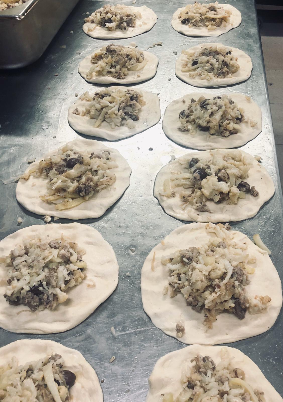 pizze in preparazione