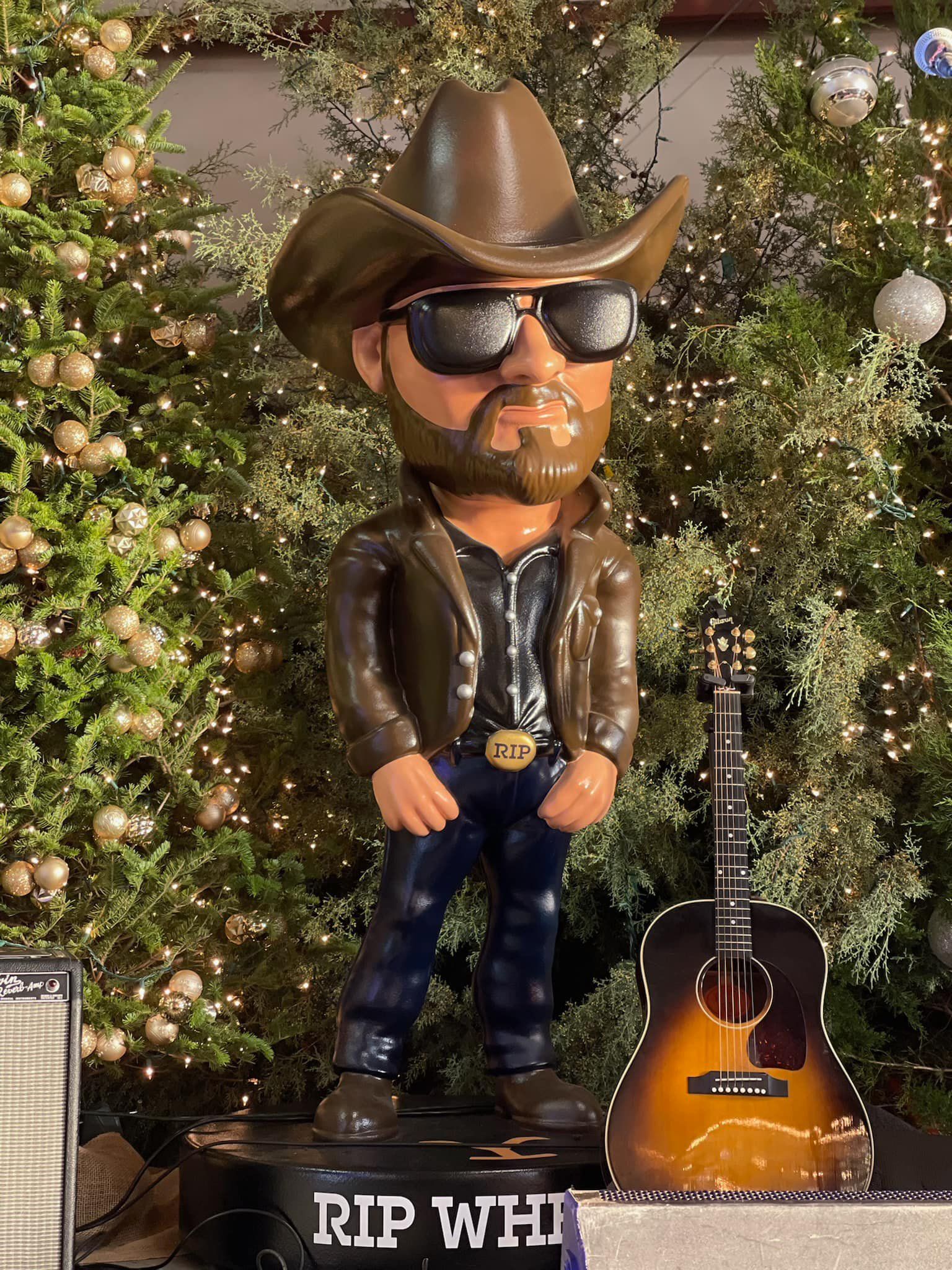 Cole Hauser Bourbon And Bonfire 2023 - 3uk6sn8